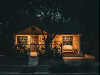 Frente de uma casa à noite