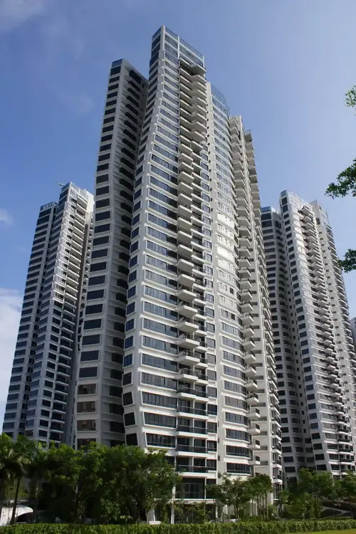 Condomínio residencial com áreas comuns e portaria.